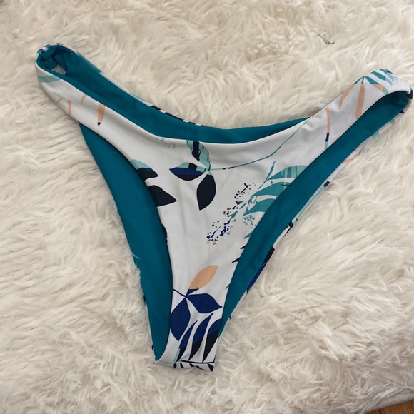 Bikini ! - Picture 3 of 6